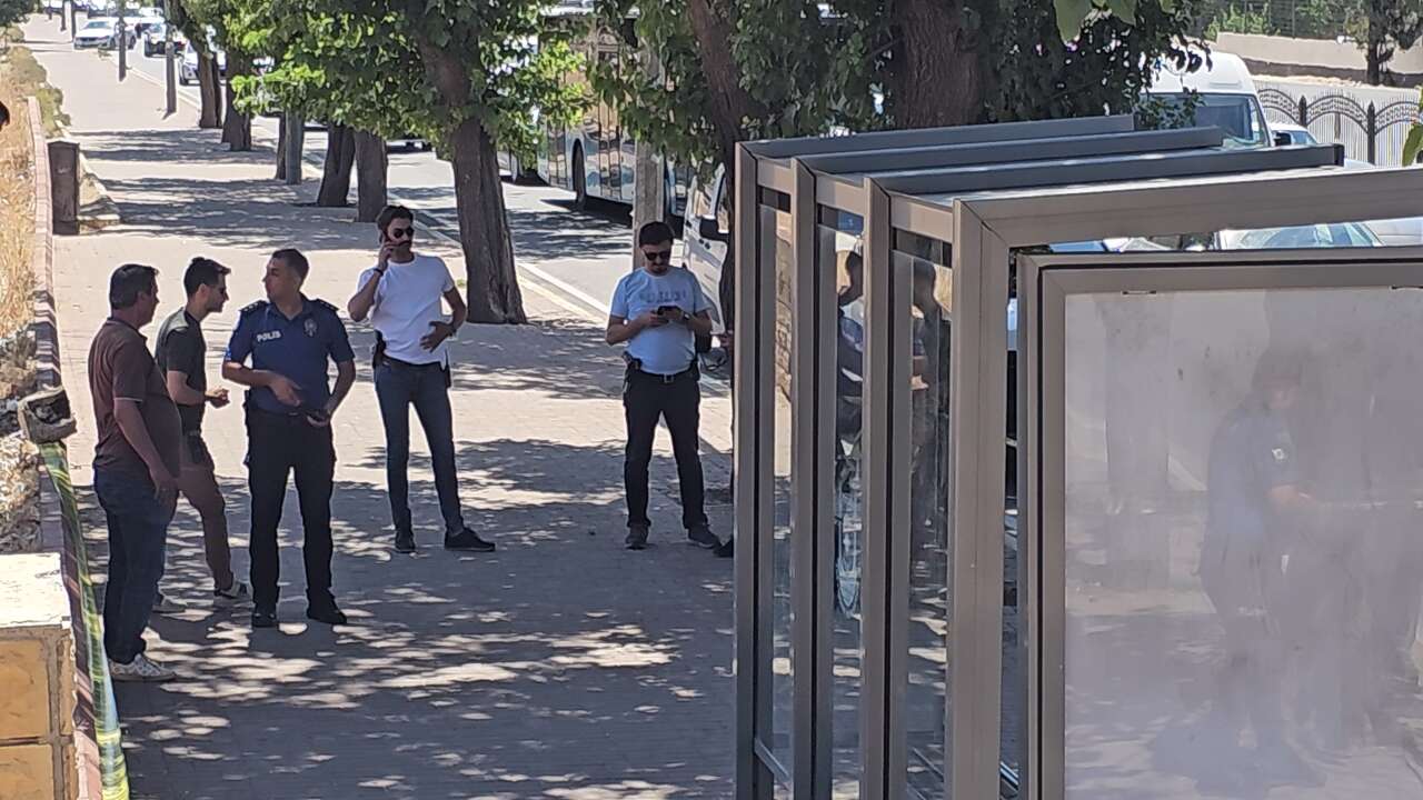 1 çocuk annesi kadın durakta eşi tarafından vuruldu 3